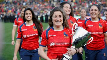 La capitana de la selecci&oacute;n espa&ntilde;ola femenina de rugby, Isabel Rico  exhibe el trofeo de europa.