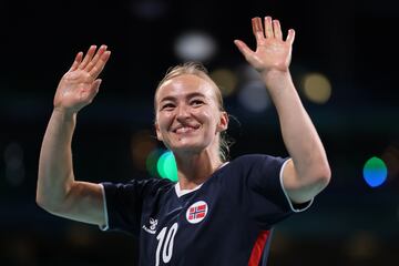 Oftedal podr¨ªa considerarse hom¨®loga de Hansen y Karabatic en el balonmano femenino, que le ha reportado a la noruega un t¨ªtulo ol¨ªmpico, tres mundiales y nada m¨¢s y nada menos que cinco europeos, cuatro entre 2014 y 2022. Dos veces campeona de la Champions y otras dos jugadora del a?o, reparti¨® su carrera entre clubes noruegos, el Par¨ªs 92 franc¨¦s y el Gy?ri Audi h¨²ngaro.