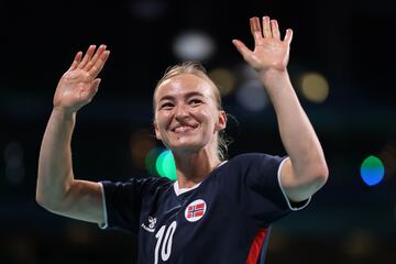 Oftedal podría considerarse homóloga de Hansen y Karabatic en el balonmano femenino, que le ha reportado a la noruega un título olímpico, tres mundiales y nada más y nada menos que cinco europeos, cuatro entre 2014 y 2022. Dos veces campeona de la Champions y otras dos jugadora del año, repartió su carrera entre clubes noruegos, el París 92 francés y el Györi Audi húngaro. 