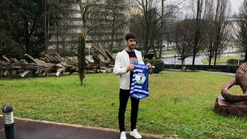 Xabi Prieto posa con la camiseta con el Dorsal 1 de la Carrera de Primavera