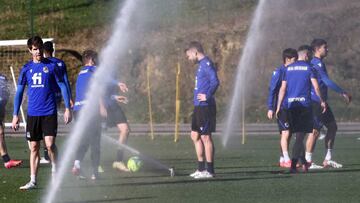 Los jugadores de la Real Sociedad durante un entrenamiento en Zubieta.