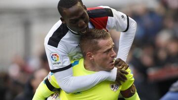 Advíncula celebra con Alberto el triunfo del Rayo sobre el Valencia