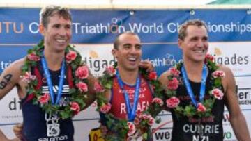 Rub&eacute;n Ruzafa (centro) junto al estadounidense Middaugh (izquierda) y el neozeland&eacute;s Currie (derecha) durante la foto protocolaria de los tres primeros clasificados en la Copa del Mundo de Traitl&oacute;n Cross celebrada hoy en la localidad alemana de Zittau.