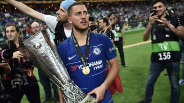 Hazard, con la Europa League ganada por el Chelsea.