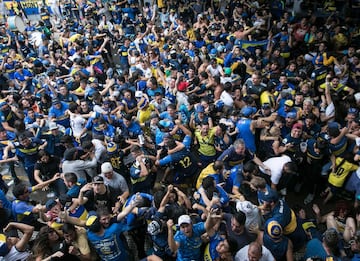Aficionados de Boca celebrando el gol de Benedetto.