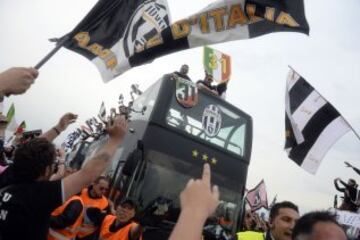 El 5 de mayo de 2013, al ganar por 1-0 al Palermo, gana el Scudetto número 31 después de haber dominado claramente la competición al ser líderes desde la segunda jornada. En la imagen los jugadores celebran tras el partido ante el Palermo la consecución del título de la Liga italiana. En la imagen los jugadores celebran en el autobús junto a la afición la consecución del Scudetto.