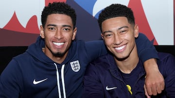 Los hermanos Jude Bellingham y Jobe Bellingham, jugadores de Real Madrid y Sunderland, posan juntos en St. George's Park.