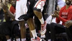 James Harden celebra la vuelta de Josh Smith a los Rockets