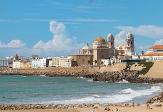 Un jubilado británico se enamora de España, compra un palacio y descubre el ardid al toparse con dos puertas