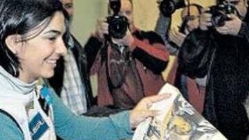 <b>QUERIDA. </b>María José Rienda firmó autógrafos al llegar a Granada.