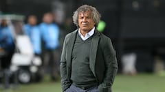 AME3137. MONTEVIDEO (URUGUAY), 20/04/2023.- El técnico de Millonarios, Alberto Gamero, camina por la cancha durante el inicio del partido por la Copa Sudamericana entre Peñarol y Millonarios, hoy, en el estadio Campeón del Siglo en Montevideo (Uruguay). EFE/ Gastón Britos
