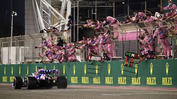 Sergio P&eacute;rez cruza la meta como vencedor en Sakhir.