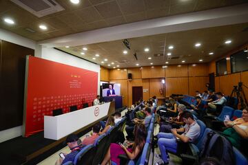 Los periodistas siguen desde la sala de prensa la intervención del presidente de la Real Federación Española de Fútbol (RFEF), Luis Rubiales.