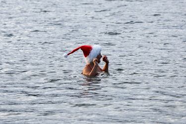 Miembros del club de natación de invierno "Focas de Berlín" se han bañado, con gorro de Papá Noel incluido, en el lago alemán con unas temperaturas bajo cero. El grupo, que actualmente cuenta con 157 miembros, asegura que esta práctica es saludable y puede ayudar a reforzar el sistema inmune.