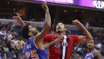 New York Knicks guard Derrick Rose (25) and Washington Wizards forward Otto Porter Jr. (22) get in position for a rebound during the second half of an NBA basketball game in Washington, Thursday, Nov. 17, 2016. The Wizards won 119-112. (AP Photo/Manuel Balce Ceneta)