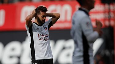 Futbol, Nublense vs Colo Colo.
Fecha 30, campeonato Nacional 2022.
El jugador de Colo Colo Agustín Bouzat es fotografiado durante el partido de primera division contra Nublense disputado en el estadio Nelson Oyarzun de Chillan, Chile.