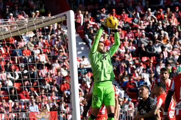 Si no es por Maximiano el Almería se lleva otro rapapolvoi.