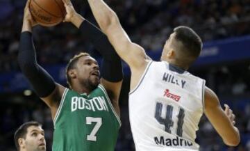 Willy Hernangómez y Jared Sullinger.