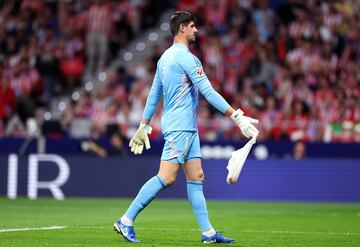 Thibaut Courtois quitando del terreno de juego una bolsa la cual le habían lanzado.