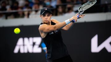 Ashleigh Barty ejecuta un revés cortado en el torneo de Adelaida.