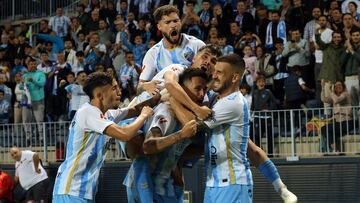 Los jugadores del Málaga celebran el gol de Nelson Monte al Cartagena.