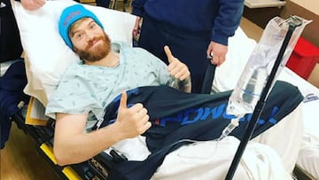 Devin Powell posa en el hospital tras ser operado despu&eacute;s de que le rompieran un test&iacute;culo en un entrenamiento.