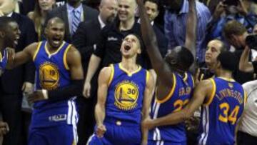 Varios jugadores de los Warriors celebran el triunfo en el sexto partido.