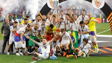 El Sevilla celebra la Séptima en Budapest.