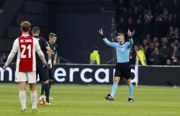 Jugada del gol anulado a Tagliafico por el VAR. 
El árbitro Damir Skomina señala revisión del tanto.