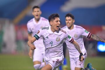 Edson Álvarez festeja el gol contra Hondruas