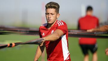 Isma Ruiz en un entrenamiento con el Granada.