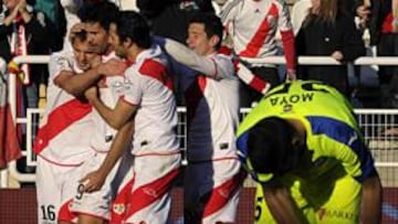 <b>DE DULCE. </b>Armenteros, Arribas y Piti felicitan a Diego Costa tras marcar el segundo gol del Rayo.