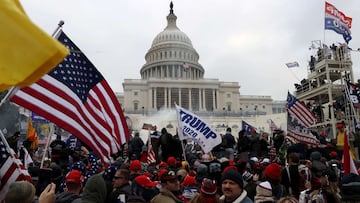 WASHINGTON, DC - 6 DE ENERO: Los manifestantes se re&uacute;nen frente al edificio del Capitolio de los Estados Unidos el 6 de enero de 2021 en Washington, DC.