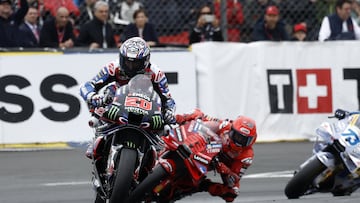 Fabio Quartararo con la Yamaha de MotoGP por delante de Marc Márquez.