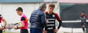 Lucas Soto, en su labor de sparring de la Roja, dialogando con Martín Lasarte.