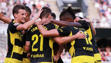 Nieto celebra junto a sus compa?eros el primer gol del Zaragoza en Cartagena.