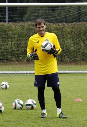 Primer entrenamiento de Iker Casillas con su nuevo equipo, el Oporto.