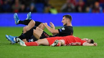 James, jugador de Gales, cae al terreno de juego tras sufrir una conmoci&oacute;n cerebral en un partido ante Croacia