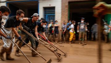 Varios voluntarios limpian en Masanasa, a 8 de noviembre de 2024, en Valencia, Comunidad Valenciana (España).