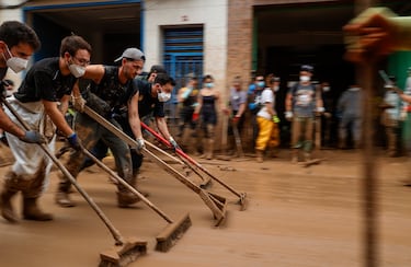 Varios voluntarios limpian en Masanasa, a 8 de noviembre de 2024, en Valencia, Comunidad Valenciana (España).