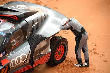El piloto español Carlos Sainz se lamenta apoyado en su Audi tras sufrir un accidente hoy. 