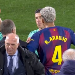 Raphinha, Araújo y Flick claman contra Soto Grado por su arbitraje