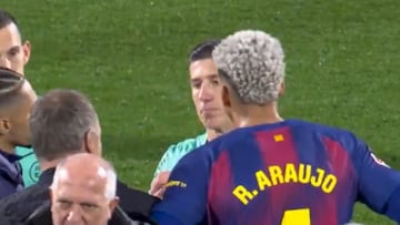 Raphinha, Araújo y Flick claman contra Soto Grado por su arbitraje