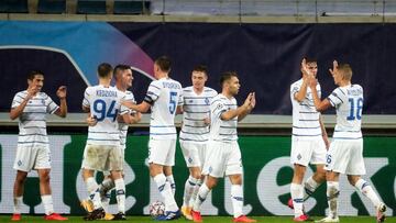 Ghent (Belgium), 23/09/2020.- Players of Dynamo Kiev celebrate their 2-1 lead during the UEFA Champions League playoff, first leg soccer match between KAA Gent and Dynamo Kiev in Ghent, Belgium, 23 September 2020. (Liga de Campeones, Bélgica, Gante