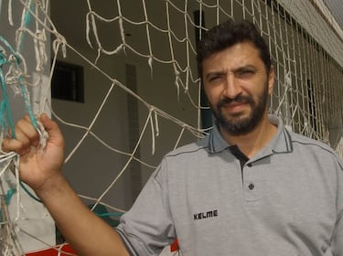 Los clubes ingleses hace años que pusieron sus miras y libras en la Liga y en concreto en el futbolista español. Silva, Mata, Xabi Alonso, Pedro, Torres, Cesc, Rodri, Pablo Hernández… han hecho carrera en el país donde nació el fútbol, aunque pasó tiempo desde su creación hasta que un jugador nacido en España militó en un club de la Premier. El pionero fue Mohamed Alí Amar, más conocido por Nayim y aún más por su gol con el Zaragoza en la final de la Recopa contra el Arsenal. Nayim (Ceuta, 1966) llegó al Reino Unido en 1998 procedente del Barcelona. Terry Venables, que fuera su entrenador en la ciudad Condal, le reclutó para el Tottenham, donde jugó 5 temporadas, convirtiéndose también en el primer español en conquistar un título en Inglaterra, la FA Cup.