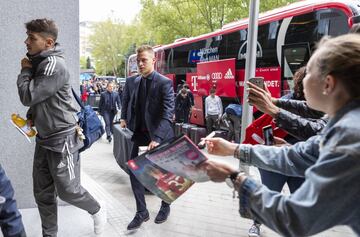 Los seguidores reciben a los jugadores del Bayern a la llegada al hotel. 