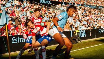 Renato Tapia conduce el balón durante el partido disputado contra el Granada en Balaídos.