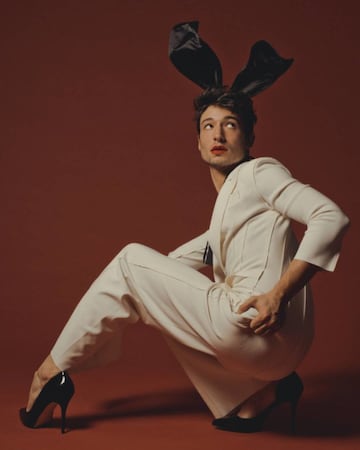 Rompiendo los cánones de género establecidos, Ezra Miller apareció para la revista Playboy vestido de conejo con unos tacones negros. 