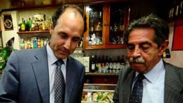 <b>CON AS. </b>El presidente del Gobierno de Cantabria, Ignacio Diego, como su antecesor, sabe donde informarse cuando del Racing se trata.