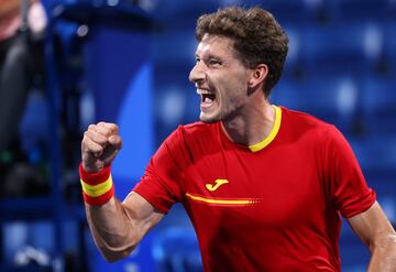 El tenista español Pablo Carreño se aseguró jugar por una medalla en los Juegos Olímpicos de Tokio después de tumbar al número dos del mundo, Daniil Medvedev, por 6-2 y 7-6 (5) en 1h:43.